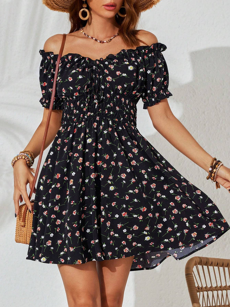 AMARA robe à épaules dénudées, noire à motifs floraux, allure féminine et moderne.